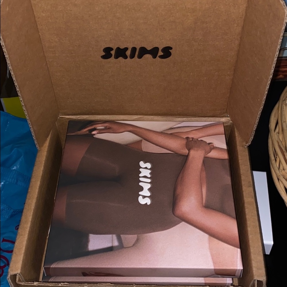 *SKIMS 🎉 sculpting short above the knee 🔥